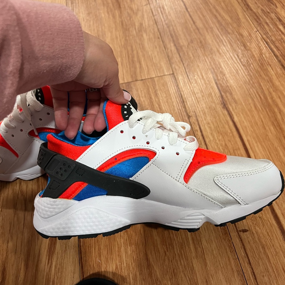 Women’s Nike Air Huarache - new without tags. Never worn - Picture 9 of 12